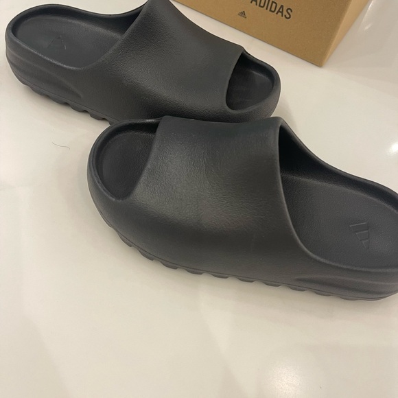 Brand new in box Yeezy slides- onyx size 3 kids - Picture 3 of 8